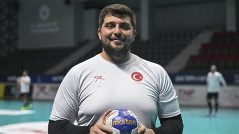 Depremzede hentbolcu hem Beşiktaş'ta hem milli takımda kupaları kaldırmak istiyor - Son Dakika Haberleri